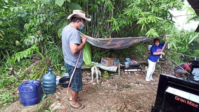 Keluarga Lasaheng-Sigarlaki memasang tenda di hutan sebagai tempat tinggal sementara, setelah merasa dikucilkan di desa mereka akibat rumah mereka berdekatan dengan pasien COVID-19 yang meninggal (foto: febry kodongan/manadobacirita)