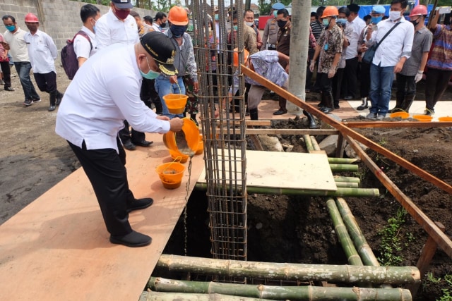 Bupati Malang H. Sanusi saat melakukan grounbreaking di Kepanjen.