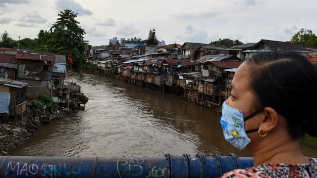 Warga mengamati permukiman bantaran sungai Ciliwung, Manggarai, Jakarta, Rabu (15/4 Foto: ANTARA FOTO/M Risyal Hidayat