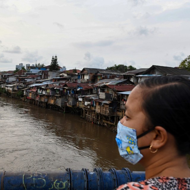 Warga di permukiman bantaran Sungai Ciliwung, Manggarai, Jakarta Selatan. Foto: ANTARA FOTO/M Risyal Hidayat