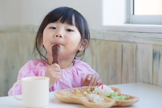 Ilustrasi anak konsumsi makanan sehat penuh nutrisi. Foto: Shutterstock