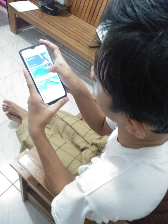 Siswa SMAN 1 Sintang sedang mengikuti pembelajaran online di rumah sebagai dampak pandemi COVID-19 di Bumi Senentang. Foto: Ahmad Satim