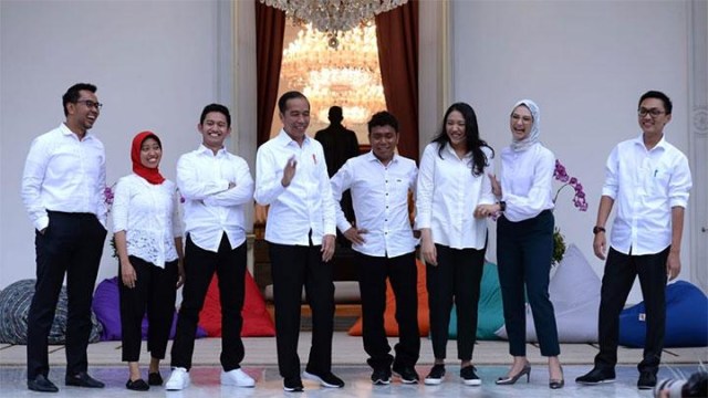 Staf Milenial bersama Presiden Joko Widodo. Sumber Foto : Tempo.com