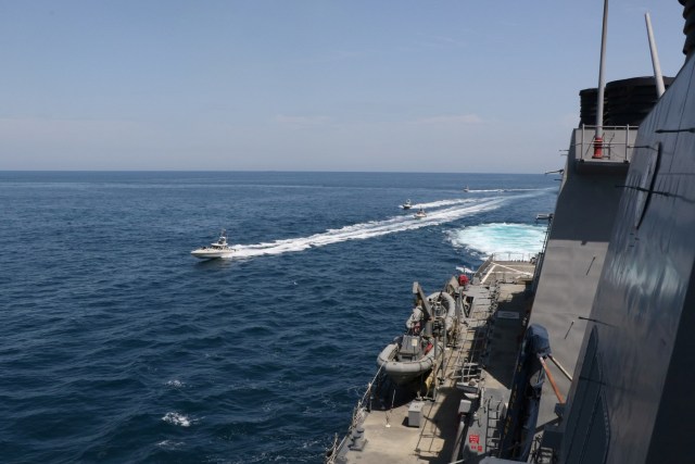 Kapal Garda Revolusi Iran mendekati kapal perang AS. Foto: Reuters/U.S. Navy/Handout