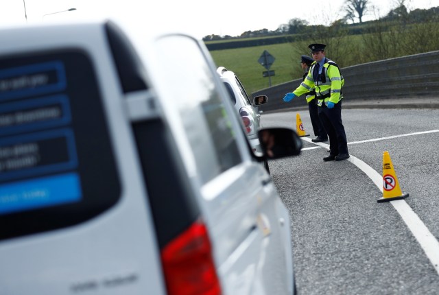 Kepolisian Irlandia memeriksa kendaraan di Dromad, Republik Irlandia Foto: REUTERS/Jason Cairnduff