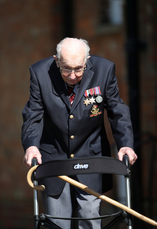 Tom Moore, veteran tentara Inggris berusia 99 tahun, ketika berjalan santai di tamannya yang berlokasi di Marston Moretaine, Inggris. Foto: Reuters/Peter Cziborra