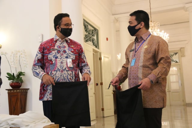 Gubernur DKI Jakarta Anies Baswedan dan Wagub Riza Patria terima bantuan untuk penanganan corona dari grup heaven di Balai Kota Foto: Istimewa