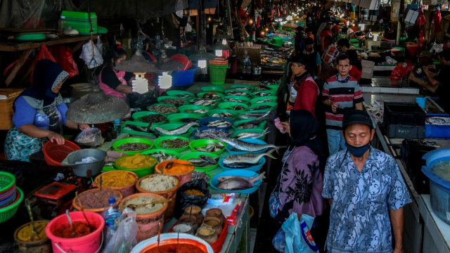 Pedagang melayani pembeli di Pasar Minggu, Jakarta. Foto:  ANTARA FOTO/Galih Pradipta