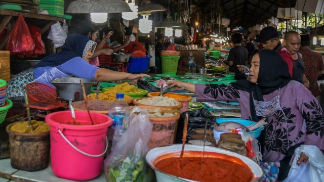 Pedagang melayani pembeli di Pasar Minggu, Jakarta. Foto:  ANTARA FOTO/Galih Pradipta