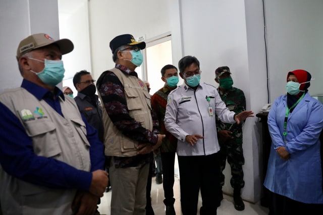 Kepala Litbangkes Aceh, dr Fahmi Ikhwansyah, saat memberikan penjelasan kepada Plt Gubernur Aceh terkait pengoperasian laboratorium untuk memeriksa swab pasien bergejala corona. Foto: Suparta/acehkini 