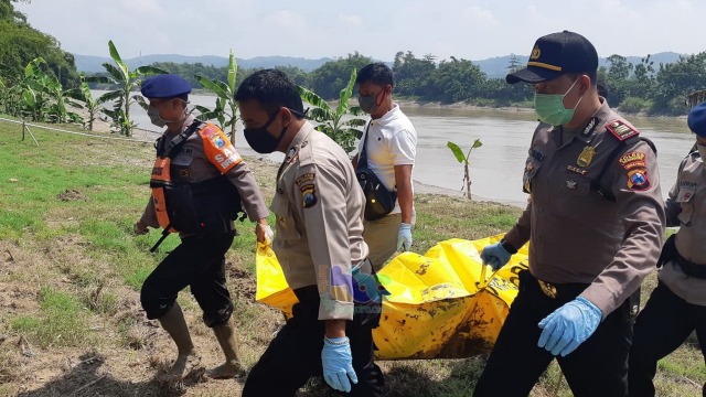 Petugas saat evakuasi mayat Jatmiko (30) warga Desa Besah Kecamatan Kasiman Bojonegoro, yang ditemukan mengapung di sungai Bengawan Solo. Kamis (16/04/2020)
