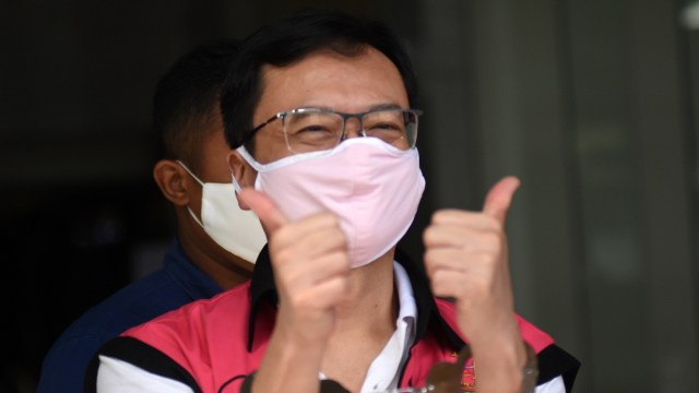 Tersangka Komisaris PT Hanson International Tbk Benny Tjokrosaputro bersiap menjalani pemeriksaan oleh penyidik Kejaksaan Agung di Jakarta, Kamis (16/4). Foto: ANTARA FOTO/Indrianto Eko Suwarso