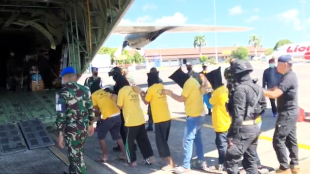 Narapidana yang menjadi otak kerusuhan Lapas Tuminting di Manado, akhirnya dipindahkan ke Nusakambangan. Mereka diterbangkan menggunakan Pesawat Hercules dan mendapatkan pengawalan ketat aparat gabungan (foto: capture video/istimewa)