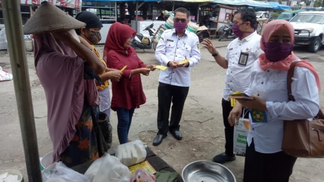 DINAS Kesehatan Riau membagikan masker kepada pedagang yang berjualan di Pasar Sukaramai atau Pusat, Pekanbaru. 