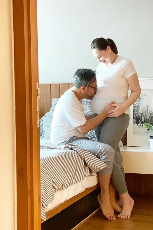 Mona Ratuliu hamil anak keempat. 
 Foto: Instagram @monaratuliu