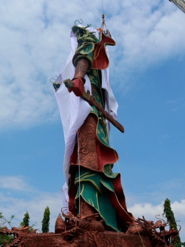 Patung Dewa Perang Kongco Kwan Sing Tee Koen di Kelenteng Kwan Swie Bio, Tuban.  Foto: ANTARA FOTO/Aguk Sudarmojo