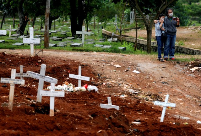 Anggota keluarga korban virus corona (COVID-19) hadiri pemakaman di Jakarta (3/4). Foto: REUTERS/ Willy Kurniawan