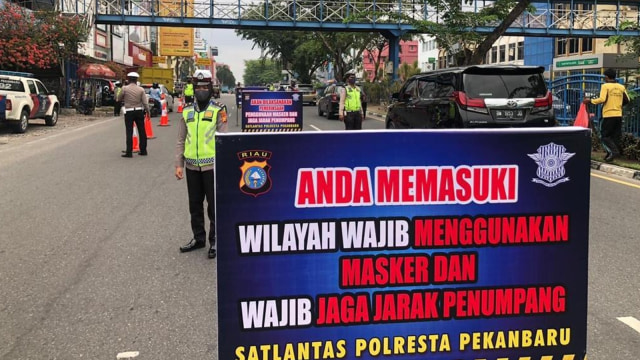 UPAYA dilakukan Polisi Lalulintas Polresta Pekanbaru dalam memutus mata rantai penyebaran COVID-19. 