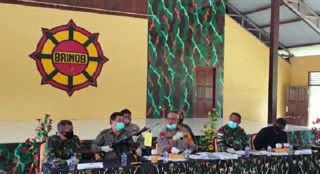 Kapolda Papua, Irjen Pol Paulus Waterpauw dan Pangdam XVII/Cenderawasih, Mayjen TNI Herman Asaribab saat memberikan keterangan pers di Mimika.Foto: Istimewa