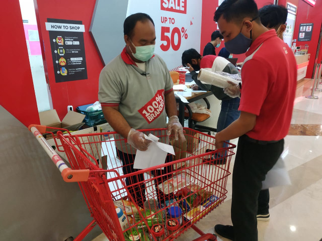 Picker iLOTTE.com memilih secara manual produk di Lotte Mart untuk menjaga kualitas dan kesegaran produk yang di pesan pelanggan. Foto: dok. iLLOTTE.com