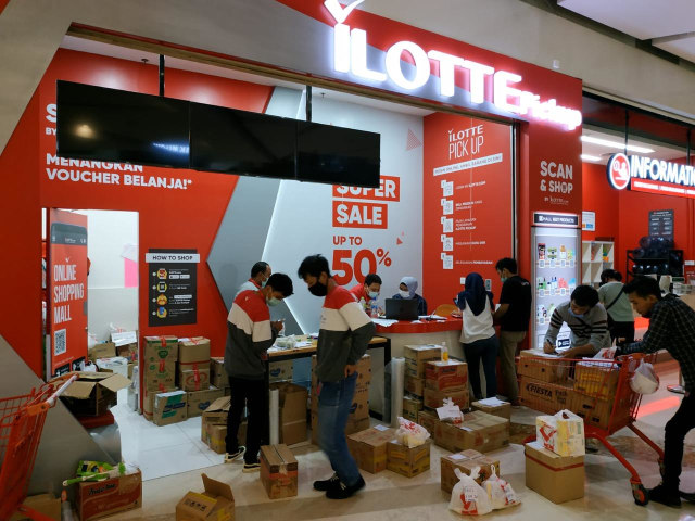 Suasana iLOTTE Pickup Center yang aktif beroperasi selama pandemi COVID-19 untuk memenuhi kebutuhan groceries masyarakat. Foto: dok. iLLOTTE.com