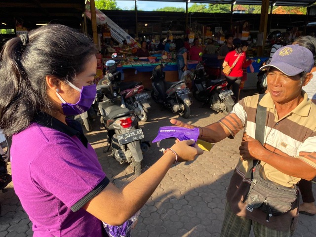 Penyerahan masker pada pengunjung pasar di Denpasar - IST