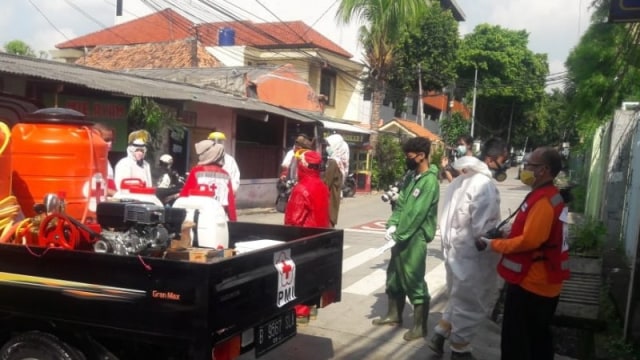 Petugas PMI Jakarta Pusat mempersiapkan diri untuk penyemprotan disinfektan di Asrama Bethel Petamburan, Jakarta Pusat, Jumat (17/4). Foto: Antara/Livia Kristianti