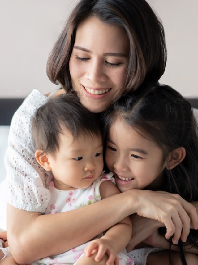 ibu memeluk anak PTR Foto: Shutterstock
