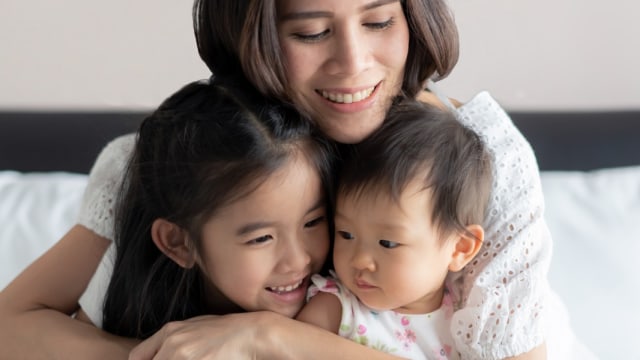 Ilustrasi ibu memeluk anak Foto: Shutterstock