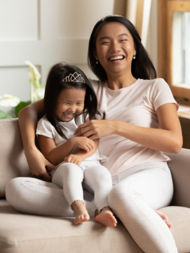 ibu dan anak balita tertawa di rumah Foto: Shutterstock