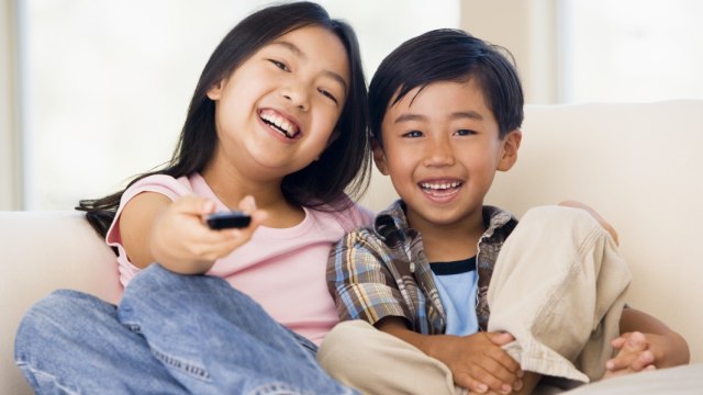 anak nonton film natal. Foto: Shutterstock