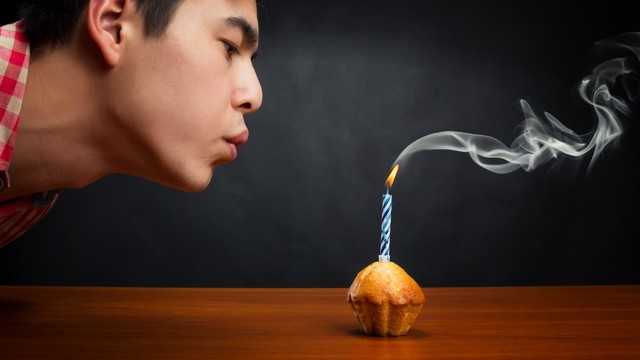 Ilustrasi meniup lilin ulang tahun. Foto: Shutterstock