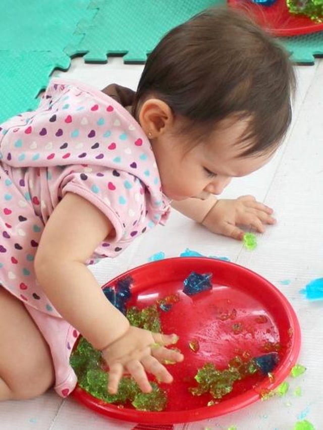 Ilustrasi anak bermain jelly sensory. Foto: Shutter Stock