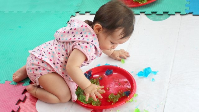 Ilustrasi anak jijikan saat bermain sensory play jelly. Foto: Shutter Stock