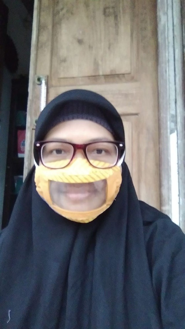 Masker transparan yang diciptakan oleh Dwi Rahayu Februarti. Foto: Istimewa.