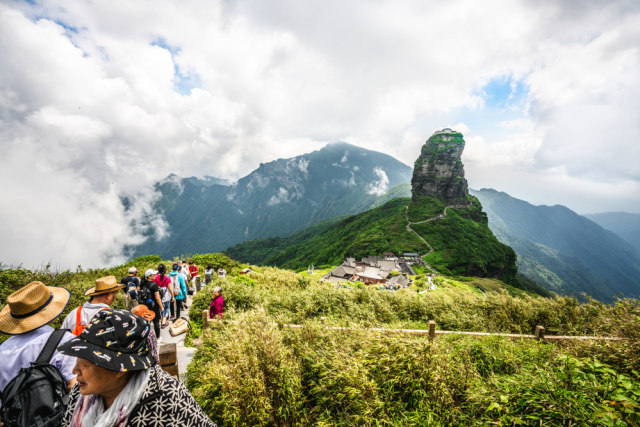 Wisatawan yang tengah menuju kuil di Gunung Fanjing Foto: Shutter Stock