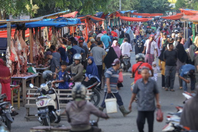 Warga memburu daging di pasar untuk merayakan tradisi meugang di Banda Aceh, tahun lalu. Foto: Suparta/acehkini 