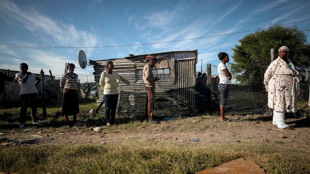 Warga mengantre pembagian paket makanan di Afrika Selatan. Foto: Reuters/ Mike Hutchings