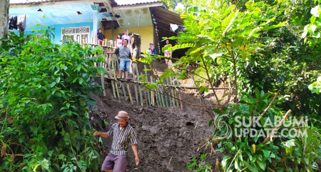 Kondisi tebing di Kampung Tarisi, RT 03/17, Desa Cidadap, Kecamatan Simpenan, Kabupaten Sukabumi, yang ambruk. Kejadian tersebut mengancam sebuah rumah warga. | Sumber Foto:Nandi