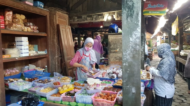 Bakul jajanan pasar ing Pasar Stan sing nganggo masker, Setu (18/4/2020). Foto: Sandra.