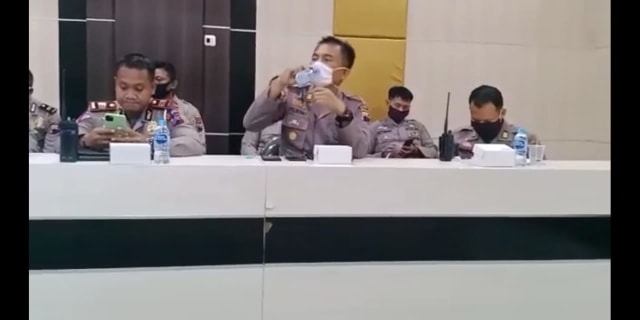 Viral Aksi Lucu Polisi Lupa Buka Masker Saat Minum (146638)