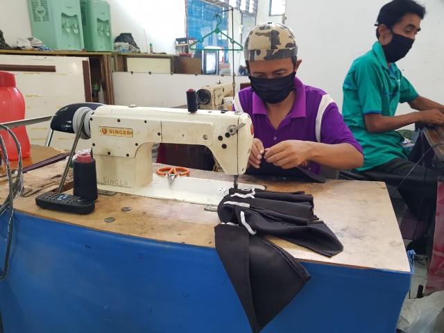 Narapidana Lapas Narkotika sedang melakukan pembuatan masker kain di Bengkel Kerja Lapas Narkotika Bandar Lampung, Sabtu (18/4) | Foto : Bery Decky Saputra/Lampung Geh