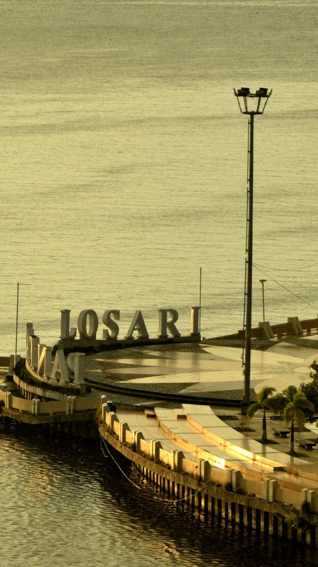 Suasana Anjungan Pantai Losari yang telah ditutup untuk umum di Makassar, Sulawesi Selatan. Foto:  ANTARA FOTO/Abriawan Abhe