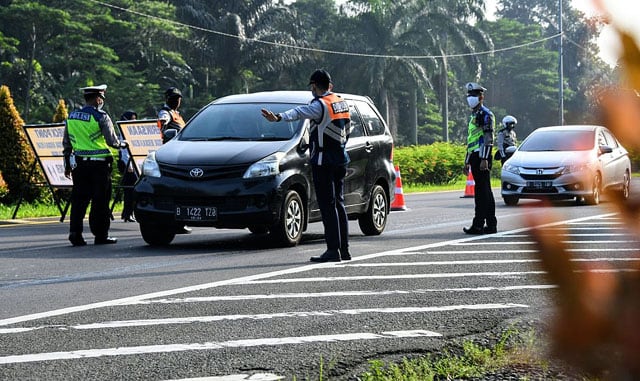 Ilustrasi petugas memeriksaan kendaraan dari luar kota yang akan memasuki Kota Bogor pada hari pertama pelaksanaan PSBB Kota Bogor. (Humas Pemprov Jawa Barat)