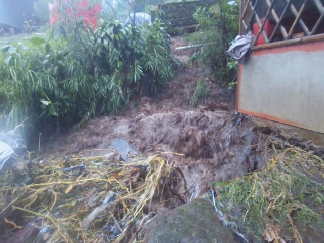 Banjir bandang melanda sejumlah desa di Kecamatan Pulosari, Pemalang, tepatnya di lereng Gunung Slamet, Sabtu (18/4/2020) sore.