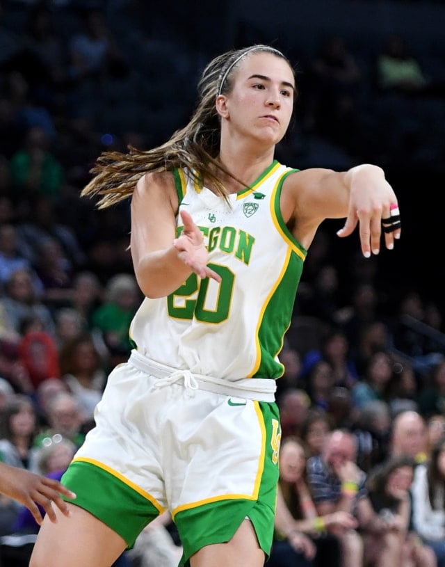 Sabrina Ionescu beraksi untuk tim NCAA Basketball, Oregon Ducks. Foto: Getty Images/AFP/Ethan Miller