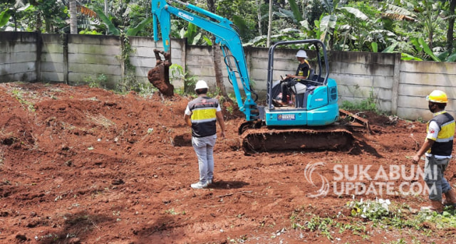 PT Padi Merah Grup menyiapkan lahan kuburan khusus untuk pasien Covid-19 di Kampung Tugu, Desa Cibinong Hilir, Kecamatan Cilaku, Kabupaten Cianjur. | Sumber Foto:Deden Abdul Aziz