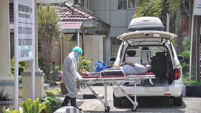 Petugas medis membawa seorang Pasien Dalam Pengawasan (PDP) terduga COVID-19 di Rumah Sakit Umum Pusat (RSUP) H Adam Malik Medan, Sumatera Utara. Foto: ANTARA FOTO/Septianda Perdana
