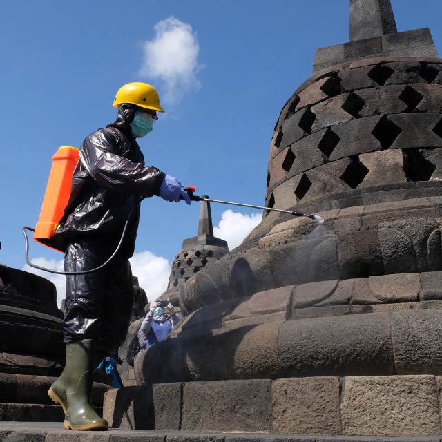 Penyempotan cairan disinfektin di Candi Borobudur  Foto: ANTARAFOTO/Anis Efizudin