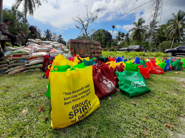 Pembagian sembako di 4 kampung Distrik Kemtuk Kabupaten Jayapura. (BumiPapua.com/Liza Indriyani)